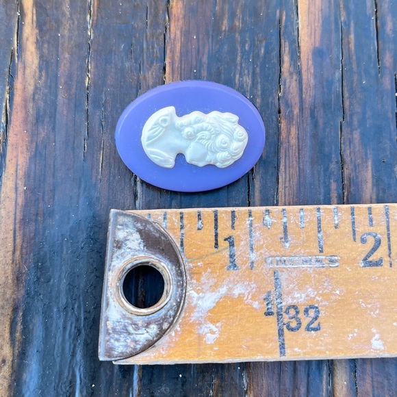 5/$25 💘 Vintage Lightweight Pretty Lady Plastic Pin - Picture 4 of 5